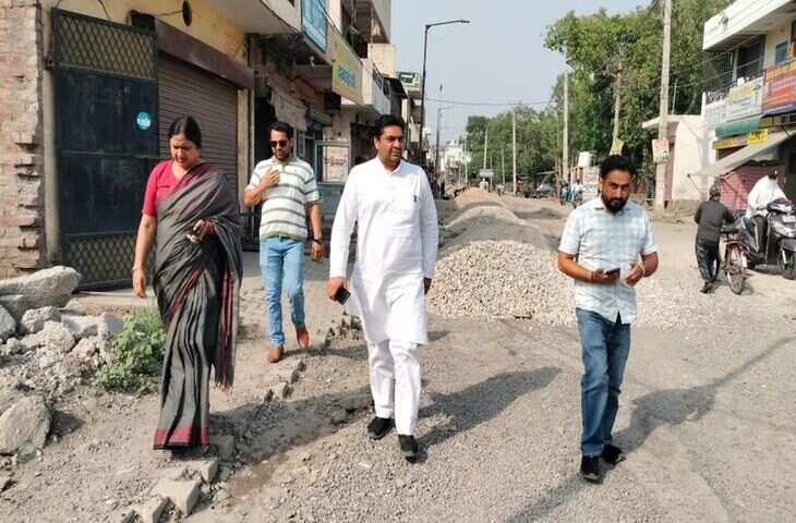 मेयर ने जगाधरी में रुके हुए सड़क निर्माण कार्य का निरीक्षण किया