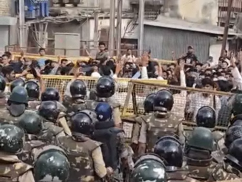 BREAKING : Ujjain में शाही मस्जिद के हिस्से को हटाने पर बवाल, पथराव के बाद पुलिस ने छोड़े आंसू गैस के गोले