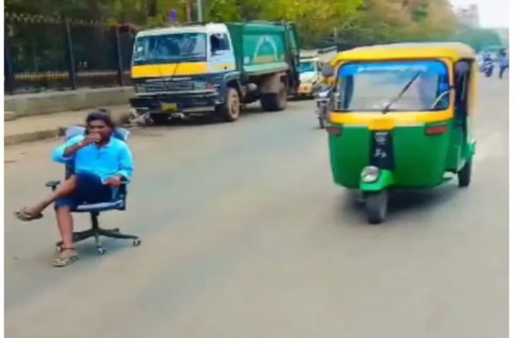 Reel के लिए बीच सड़क कुर्सी डालकर चाय पीने लगा शख्स, फिर पुलिस ने की ऐसी खातिरदारी, Video Viral