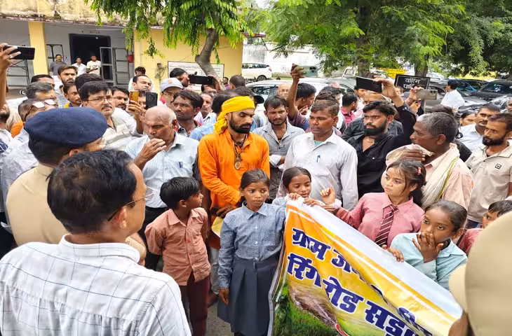 Gen Alpha Protest: पुलिस को चकमा देकर 5 किमी दौड़ते हुए कलेक्ट्रेट पहुंचे बच्चे, बोले- पहले डीएम से मिलेंगे