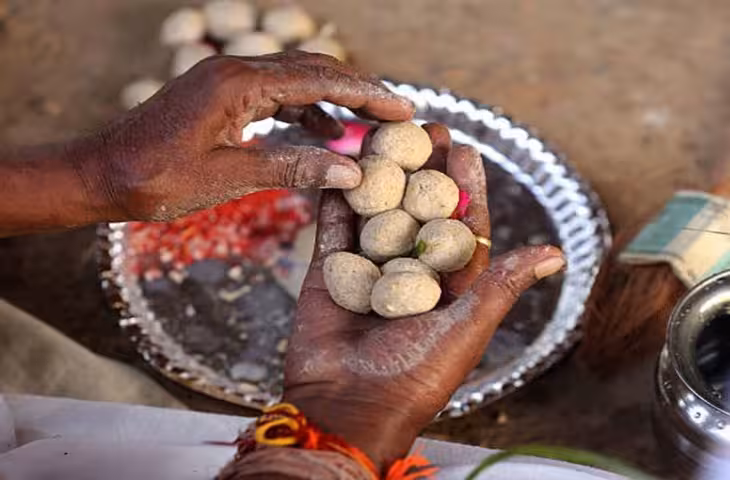 सर्वपितृ अमावस्या पर करें इन 5 चीजों का दान, पितरों की कृपा से बढ़ेगा सुख-सौभाग्य