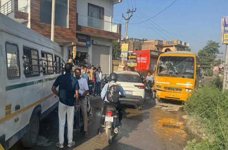 ग्रेटर नोएडा में बड़ा हादसा: दो स्कूल बसों की टक्कर, 12 से अधिक बच्चे घायल; चालक गंभीर