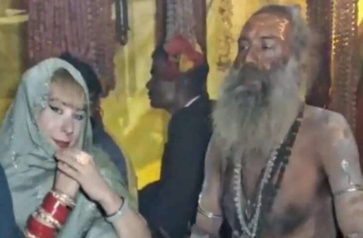 हाथ में चूड़ी, कान में बाली और ॐ नमः शिवाय का जाप&hellip; माघ मेले में दिखा &lsquo;इटैलियन गर्ल&rsquo; का नया अंदाज