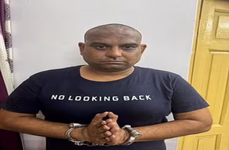 Udaipur में जमीन का जबरन एग्रीमेंट कराकर वसूली करने वाले आरोपी की परेड निकाली, निलंबित कांस्टेबल अब भी फरार