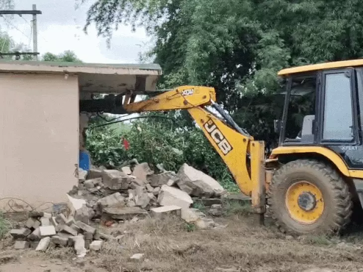रीवा में नदी किनारे बने अवैध फार्म हाउस पर चला बुलडोजर, नोटिस के बाद भी नहीं हटाया निर्माण