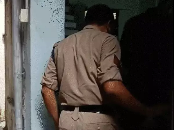 बंदूक तलाशने पहुंची पुलिस, ड्राइवर के घर मिले 3 करोड़ रुपए; नोट गिनने के लिए मंगानी पड़ी मशीन