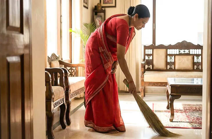 घर में झाड़ू रखने के भी होते हैं नियम! वास्तु के अनुसार भूलकर भी न करें ये गलतियां, वरना रूठ सकती हैं मां लक्ष्मी