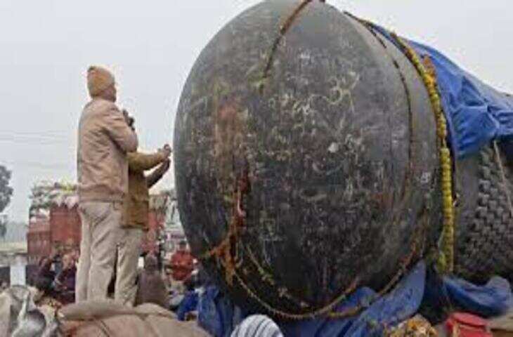 वीडियो में देखें! पूर्वी चंपारण पहुंचे दुनिया के सबसे बड़े शिवलिंग, 17 जनवरी को होगा पांच नदियों के जल से अभिषेक