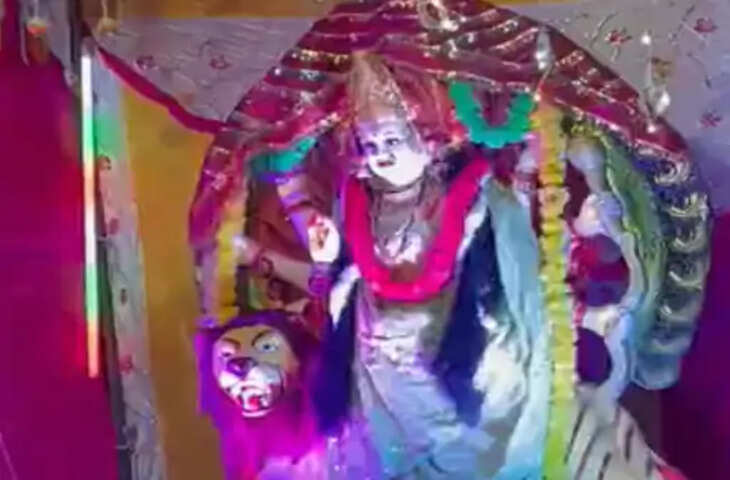 फतेहपुर के बाजिदपुर में दुर्गा प्रतिमा विसर्जन स्थगित, मंगलवार रात 8 बजे हुई आरती; भक्तों को बांटा प्रसाद