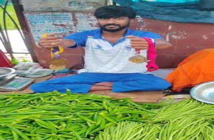 रांची में सब्जी बेचते दिखे अंतरराष्ट्रीय खिलाड़ी अमरदीप, पीछे टंगे थे देश के लिए जीते मेडल; वायरल वीडियो ने खड़े किए सवाल
