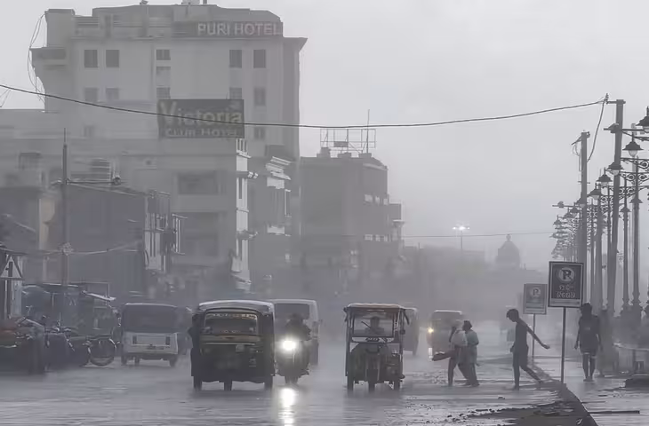 Jharkhand Weather Alert: झारखंड में अर्नब तूफान का असर, तेज हवा और बारिश से फसलों को नुकसान; दो दिन और बरसेंगे बादल