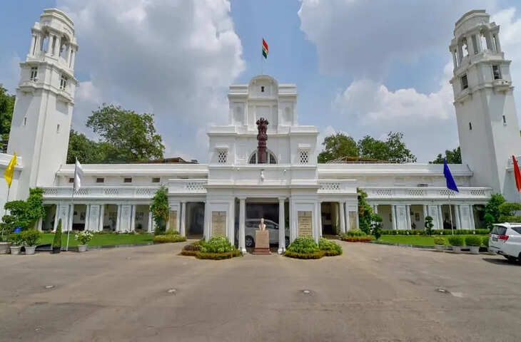 सुरक्षा में भारी चूक: दिल्ली विधानसभा परिसर में घुसी अज्ञात कार, ड्राईवर इकी तलाश अब भी जारी&nbsp;