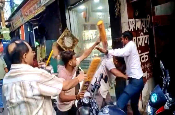 झांसी के मानिकचौक बाजार में क्रिकेट सामान को लेकर विवाद, ग्राहक और दुकानदार में कहासुनी
