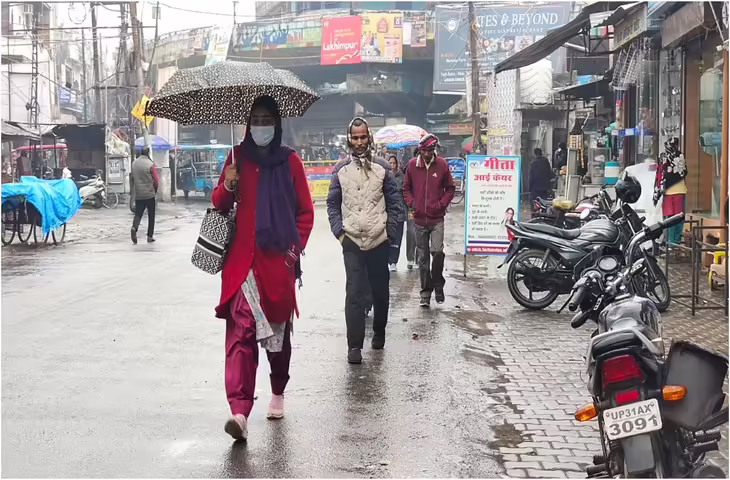 Delhi Weather Update: दिल्ली में फिर बारिश, बढ़ेगी ठंड! पहाड़ों पर बर्फबारी से सड़कें और ट्रैफिक प्रभावित, जानें IMD का अलर्ट​​​​​​​