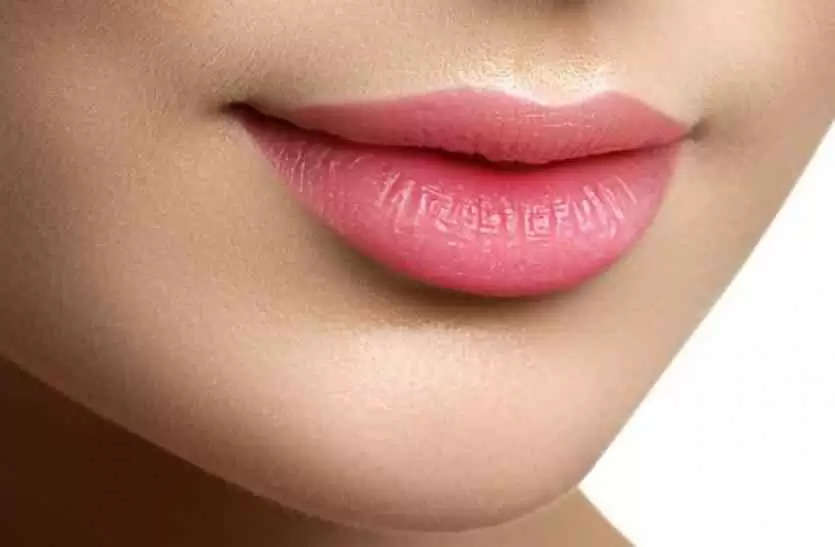 अगर आप भी चाहती है अपने होठों को खुबसूरत और गुलाबी बनाना, तो आज ही ट्राई करें ये टिप्स