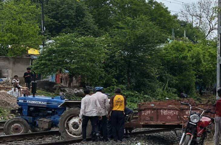 नरसिंहपुर में रेलवे ट्रैक पर फंसी ट्रैक्टर-ट्रॉली, अमरकंटक-पवन एक्सप्रेस समेत कई ट्रेनें रुकीं