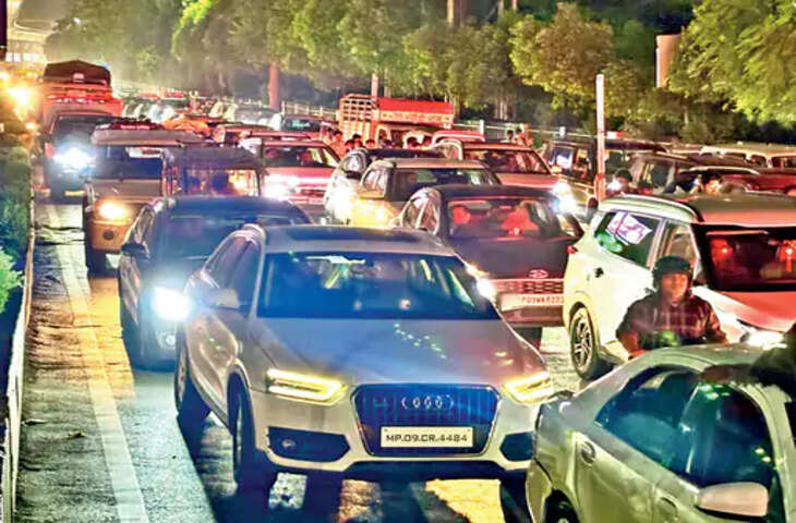 शहर की ट्रैफिक व्यवस्था पर हाईकोर्ट सख्त, 600 जवानों की तैनाती पर सवाल; पूछा- चौराहों पर दिखाई क्यों नहीं देते?
