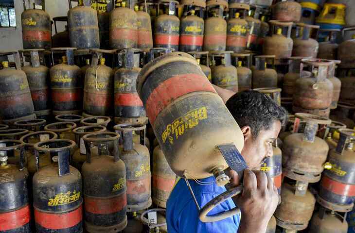 Gas Shortage Alert: देश में घरेलू और कमर्शियल सिलेंडर की कितनी है कमी ? सरकार ने जनता के साथ साझा की हर जरूरी डिटेल&nbsp;