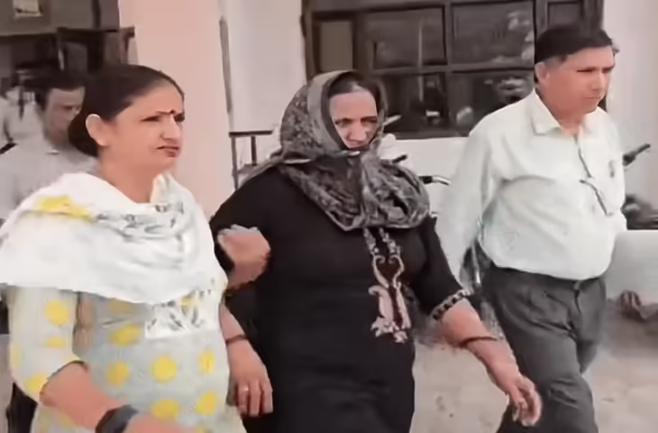  महिला हेड कॉन्स्टेबल रंगे हाथ रिश्वत लेते गिरफ्तार, पहले भी की थी 10 हजार रुपये की रिश्वत की मांग