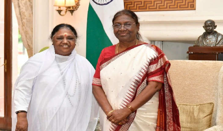 Kochi राष्ट्रपति मुर्मू ने माता अमृतानंदमयी से की मुलाकात