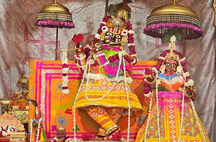 वीडियो में देंखे जयपुर के श्री गोविंददेवजी मंदिर में रंगों और भक्ति के साथ होली उत्सव