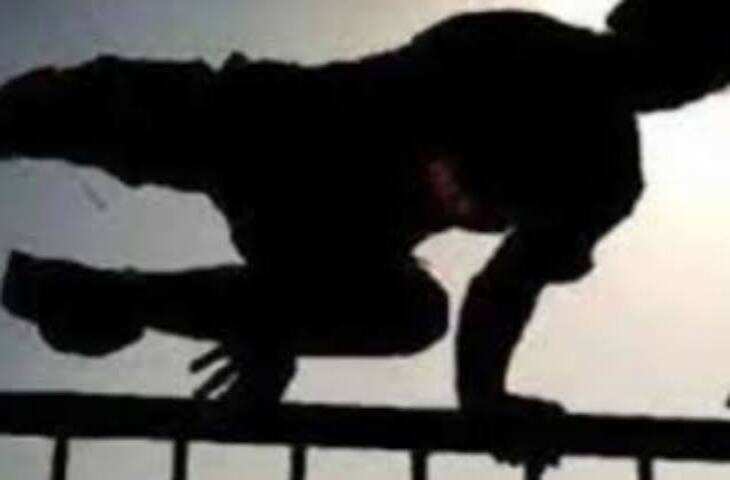 जयपुर में युवक ने सागर झील में लगाई छलांग: लोगों ने रस्सी डालकर बचाई जान, वीडियो में बोला- घरवालों से परेशान हूं