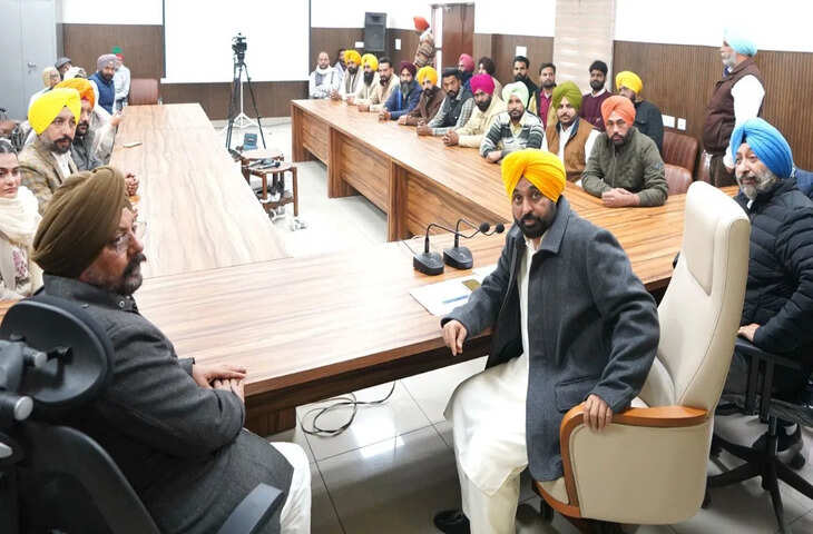 पंजाब में सरकारी स्कूलों की सूरत और तकदीर बदल रही है। इसका सबसे बड़ा सबूत 2.3 मिलियन से ज़्यादा पेरेंट्स का ऐतिहासिक हिस्सा लेना है, जिन्होंने मिलकर अपने बच्चों के भविष्य के लिए स्कूलों का रुख किया। यह सिर्फ़ एक पेटीएम नहीं था, बल्कि पंजाब के एजुकेशन सिस्टम में भरोसे, हिस्सेदारी और बदलाव का एक मज़बूत उदाहरण था।  मुख्यमंत्री भगवंत सिंह मान के नेतृत्व में आम आदमी पार्टी की सरकार ने शिक्षा को सिर्फ़ एक सरकारी स्कीम नहीं, बल्कि लोगों का आंदोलन बना दिया है। चौथी मेगा पेरेंट-टीचर मीटिंग में जिस तरह पेरेंट्स, टीचर्स और स्कूल मैनेजमेंट एक साथ आए, उससे यह साफ़ हो गया कि सरकारी स्कूलों को लेकर सोच पूरी तरह बदल गई है।  राज्य भर के 7,500 से ज़्यादा सरकारी स्कूलों में हुई इस मेगा पेटीएम में पेरेंट्स ने टीचर्स के साथ खुलकर बातचीत की, जिसमें उन्होंने अपने बच्चों की पढ़ाई, व्यवहार और भविष्य की योजनाओं पर चर्चा की। कई पेरेंट्स ने माना कि वे पहले सरकारी स्कूलों से बचते थे, लेकिन आज ये स्कूल उनके बच्चों को बेहतर शिक्षा, सुरक्षित माहौल और आत्मविश्वास दे रहे हैं।  शिक्षा मंत्री हरजोत सिंह बैंस ने खुद स्कूलों का दौरा किया और इस पहल को लीड किया। उन्होंने बताया कि यह सिर्फ़ एक मीटिंग नहीं है, बल्कि बच्चों की पढ़ाई में पेरेंट्स को एक्टिव रूप से शामिल करने की एक ठोस पहल है। बातचीत पॉज़िटिव, सम्मानजनक और सॉल्यूशन-ओरिएंटेड हो, यह पक्का करने के लिए 40,000 से ज़्यादा टीचर्स को खास तौर पर ट्रेनिंग दी गई थी।  बच्चों को बेहतर माहौल देने पर मंथन  PTM में सिर्फ़ एकेडमिक मामलों पर ही नहीं, बल्कि बच्चों के मेंटल, इमोशनल और सोशल डेवलपमेंट पर भी फोकस किया गया। टीचर्स और पेरेंट्स ने चर्चा की कि बच्चों को बेहतर माहौल देने के लिए घर और स्कूल मिलकर कैसे काम कर सकते हैं। कई जगहों पर पेरेंट्स ने टीचर्स की मेहनत की खुलकर तारीफ़ की और कहा कि आज सरकारी स्कूल न सिर्फ़ प्राइवेट स्कूलों से कमतर नहीं हैं, बल्कि कई मायनों में उनसे बेहतर भी हैं।  2.3 मिलियन पेरेंट्स की मौजूदगी यह दिखाती है कि पंजाब के लोग अब बदलाव महसूस कर रहे हैं। सरकारी स्कूलों में पढ़ाई का लेवल, स्कूल का इंफ्रास्ट्रक्चर, टीचर्स का कमिटमेंट और सरकार के इरादे, सब ज़मीन पर दिख रहे हैं।  यह मेगा Paytm सिर्फ़ एक दिन का इवेंट नहीं है, बल्कि आम आदमी पार्टी सरकार ने पंजाब के सरकारी स्कूलों में जो भरोसा जगाया है, उसकी कहानी है। इससे यह साबित होता है कि जब सरकार शिक्षा पर ईमानदारी से काम करती है तो जनता खुद आगे आकर उसका समर्थन करती है।