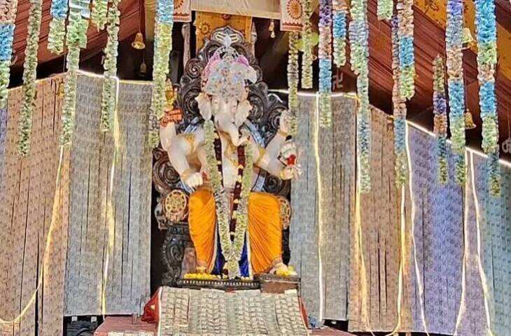 न फूल न सोने-चांदी का श्रृंगार.. 21.21 लाख के नोटों से सजे गणपति! दर्शन करने उमड़ रही भीड़, सुरक्षा के कड़े इंतजाम