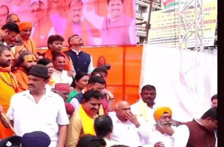 CM के इंतजार में रुकी पदयात्रा, मंच से सीढ़ियों तक खड़े रहे केंद्रीय मंत्री और नेता; बच्चों को थमाए BJP के झंडे-गमछे