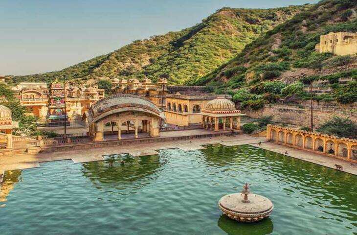 गलता जी मंदिर के 7 पवित्र सरोवर और उनके पीछे की चमत्कारी मान्यताएं, वीडियो में जानिए&nbsp;क्यों कहा जाता है इसे 'जयपुर का बंदर मंदिर ?