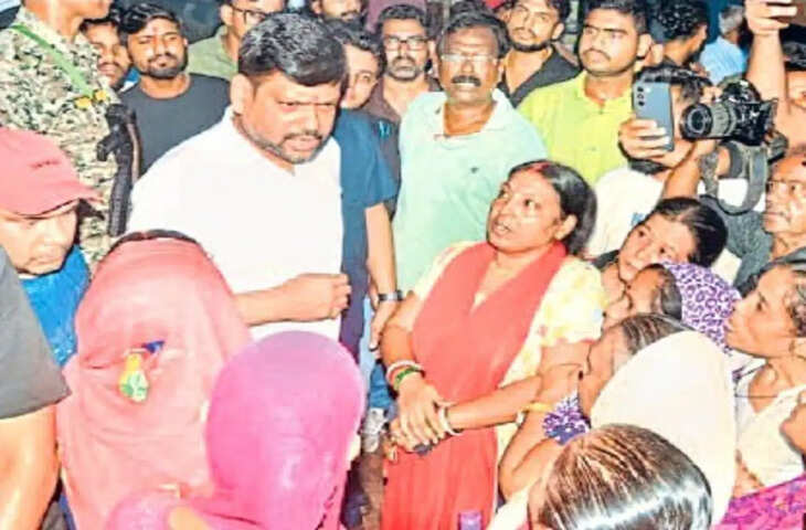 एक दर्जन घरों में आई दरार, दहशत में घर छोड़कर भागे लोग; बस्ती में मचा ह