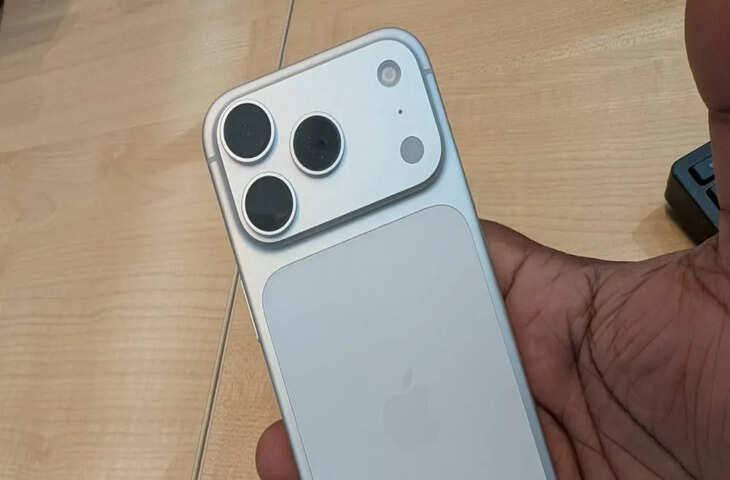 गहब हो गया! दोस्तों के लिए शख्स ने एक साथ खरीदे&nbsp;10 iPhone 17 Pro Max, वीडियो में बिल देख फटी रह जाएंगी आँखें&nbsp;