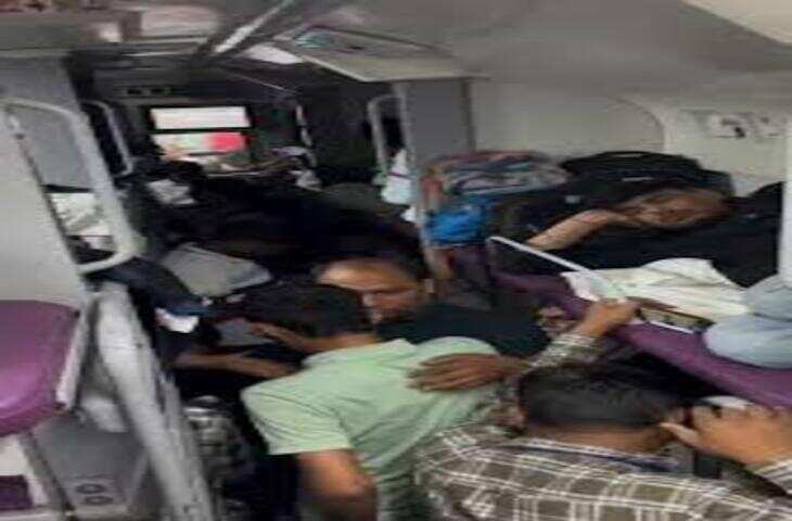 Viral Video: Bihar में AC कोच में घुस आई भीड़, जनरल जैसा हाल&mdash;सो रहे यात्रियों को भी नहीं मिली राहत