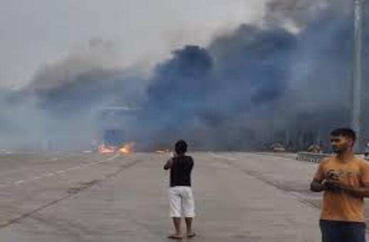 कौशांबी में LPG टैंकर टोल प्लाजा से टकराया, भीषण विस्फोट के बाद लगी आग; चालक की जिंदा जलकर मौत