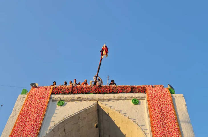 अजमेर दरगाह पर 814वें उर्स की शुरुआत, क्या है झंडा चढ़ाने की रस्म जिसे गौरी परिवार ने निभाया, अकीदत का माहौल