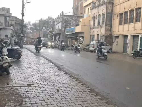 आगरा में झमाझम बारिश से मौसम सुहावना, उमस भरी गर्मी से राहत; काली घटाओं से दिन में छाया अंधेरा