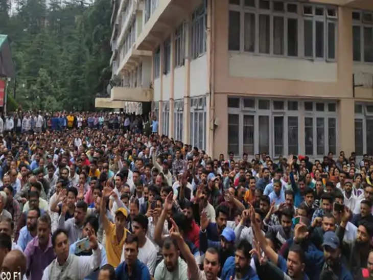Shimla ओपीएस के लिए बिजली बोर्ड मुख्यालय पर धरना : सीएम ने पुरानी पेंशन देने का दिया आश्वासन