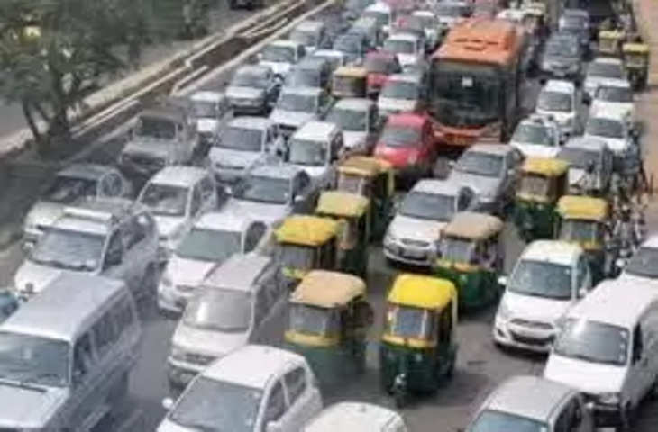Lucknow  के 12 चौराहों पर वाहनों की मनमानी पार्किंग से भीषण जाम, ट्रैफिक विभाग ने मंडलायुक्त को सौंपी सर्वे रिपोर्ट, छह चौराहों को जाम मुक्त करना शुरू