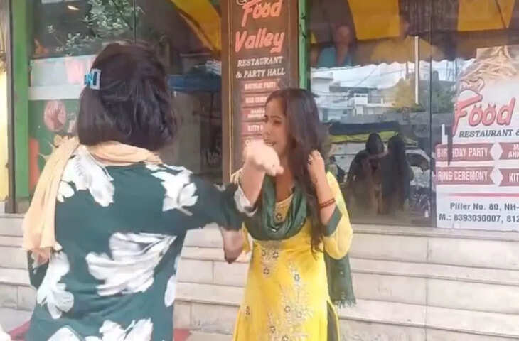 नेशनल हाईवे 9 पर रेस्टोरेंट के बाहर दो महिलाओं के बीच हाई वोल्टेज ड्रामा