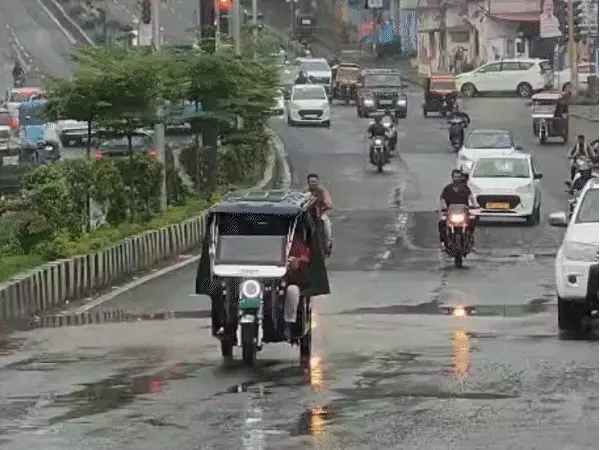 छलनी हुईं भोपाल की सड़कें, राहगीरों की बढ़ी मुसीबत: 3 दिन की बारिश में ही उखड़ीं; अटल पथ और लिंक रोड नंबर-2 भी खस्ताहाल