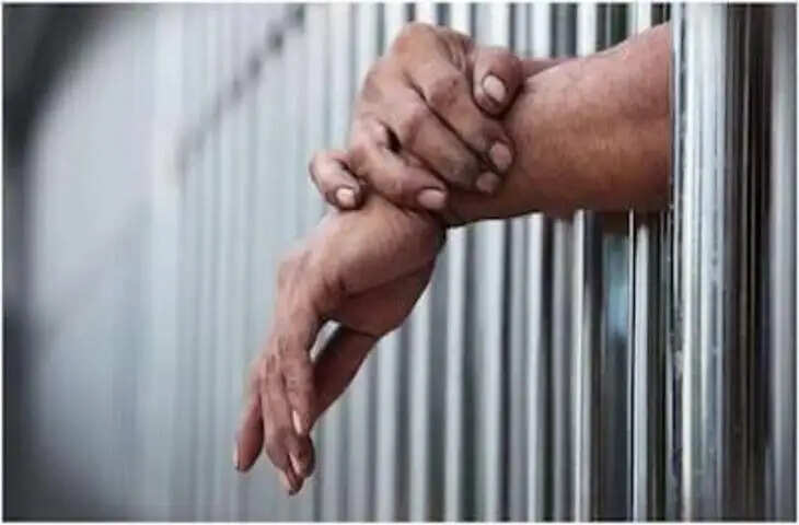 उम्रकैद का दोषी बना सरकारी टीचर, फिर भी मिलता रहा वेतन; हाईकोर्ट ने दिए जांच के आदेश
