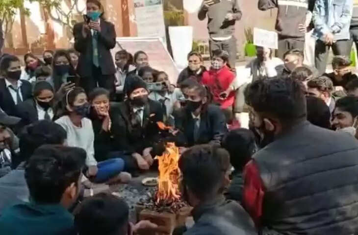 Bikaner युनिवर्सिटी के स्टूडेंट्स धरने पर, समझाने पहुंचे VC हुए इमोशनल तो स्टूडेंट्स ने सुना दी खरी खरी