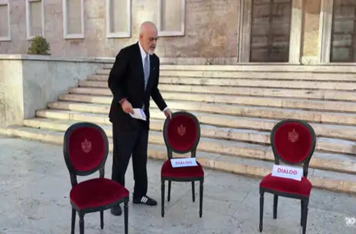 Albania Protest: अल्बानिया में छात्रों का उग्र प्रदर्शन, PM ऑफिस के बाहर कुर्सियों में लगाई आग; रामा से इस्तीफे की मांग