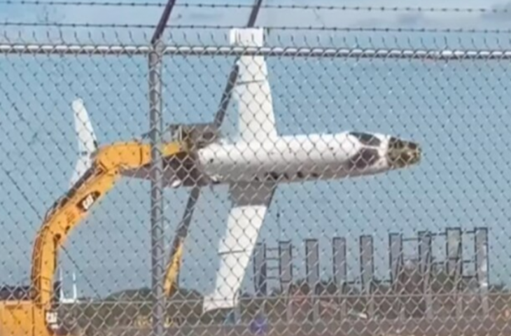 हैवी ड्राइवर! JCB की मदद से हवा में ऐसे उड़ाया प्लेन, Video देख रह जाएंगे दंग