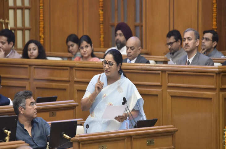 रेखा गुप्ता ने पेश किया दिल्ली का बजट 2026, जानें आम आदमी, मध्यम वर्ग और उद्योगपतियों के लिए क्या-क्या राहत और नई घोषणाएँ