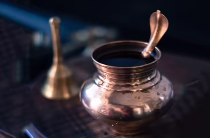 घर में कहीं भी न रखें गंगाजल! वास्तु के अनुसार इन जगहों पर रखना माना जाता है अशुभ