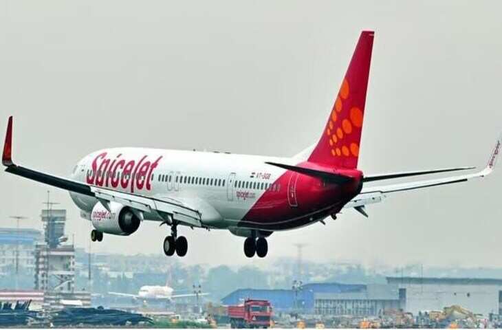 स्पाइसजेट की दो फ्लाइट 24 घंटे से ज्यादा लेट, 200 यात्रियों ने एयरपोर्ट पर लगाए चोर के नारे