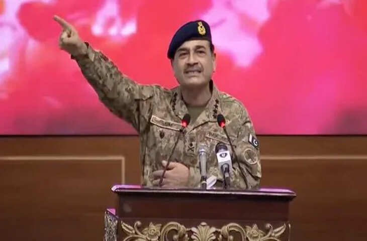  बांग्लादेश के कोमिला जिले में बलात्कार की एक दिल दहलाने वाली वारदात सामने आई, जिसने झकझोर दिया है. महज 35 हजार टका की उधारी के लिए एक हिंदू महिला को पहले निर्वस्त्र किया गया, फिर उसके साथ बलात्कार करते हुए बर्बरता की सारी हदें पार कर दी गईं. आरोपी फजर अली एक कथित स्थानीय नेता है, जो खुद को खालिदा जिया की बीएनपी यानी बांग्लादेश नेशनलिस्ट पार्टी से जुड़ा बताता है.  Advertisement  इस वारदात का वीडियो अब सोशल मीडिया पर वायरल हो चुका है. गुस्साए हिंदू समुदाय ने सड़कों पर उतरकर जोरदार प्रदर्शन किया है. पुलिस ने 5 लोगों को गिरफ्तार कर लिया है, जिनमें वारदात को अंजाम देने वाला आरोपी और वीडियो शूट करने वाले लोग भी शामिल हैं. पीड़िता के भाई ने खुलासा कि उसके परिवार ने आरोपी फजर अली से 35 हजार टका उधार लिया था. इसे चुकाने की तारीख निकल गई थी.  दरवाजा नहीं खोला, तो आरोपी तोड़कर अंदर घुस गया  सम्बंधित ख़बरें  चीन-PAK की नई चालाकी... सार्क को रिप्लेस करने के लिए नया गुट बनाने की कोशिश में ड्रैगन   बांग्लादेश में हिंदू लड़की से गैंगरेप...BNP नेता आरोपी, देशभर में प्रदर्शन   बांग्लादेश रेप मामले को लेकर फूटा लोगों का गुस्सा, सड़कों पर निकला हुजूम, ढाका यूनिवर्सिटी में भी प्रोटेस्ट   India ने Bangladesh को दिया झटका!   बांग्लादेश में हिंदू लड़की से गैंगरेप, वारदात में BNP नेता भी आरोपी    पैसे नहीं मिलने से नाराज फजर अली गुरुवार रात करीब 11 बजे उनके घर आ धमका. उस वक्त घर में पीड़ित महिला अपनी छोटी बच्ची के साथ अकेली थी. उसके परिवार के लोग घर बाहर गए हुए थे. आरोपी ने घर दरवाजा खटखटाया. दरवाजा महिला ने दरवाजा खोलने से मना कर दिया. लेकिन फजर अली आगबबूला हो गया. उसने दरवाजे को धक्का मारकर तोड़ दिया और घर के अंदर घुस गया. Advertisement आरोपी फजर अली जो इलाके में ड्रग्स और जुए का धंधा करता था. पहले कपड़े फाड़े, फिर बर्बरता, चीख सुन पहुंचे लोग  घर के भीतर घुसते ही आरोपी ने महिला को जबरन निर्वस्त्र किया. फिर उसे अपनी हवस का शिकार बनाया. उसकी चीखों की गूंज जब मोहल्ले तक पहुंची, तो कुछ लोग दौड़ते हुए घर की ओर पहुंचे. मौके पर पहुंचते ही उन्होंने महिला और आरोपी को आपत्तिजनक हालत में देखा. उसी दौरान किसी ने मोबाइल निकालकर वीडियो शूट कर लिया. लेकिन उस वक्त तक सच किसी को नहीं पता था.  भीड़ ने महिला को ही पीटा, फिर खुली हकीकत  शुरुआत में लोगों को लगा कि महिला ही दोषी है. उसे जमकर पीटा गया. लेकिन जब उसने अपनी आपबीती सुनाई, तो भीड़ का गुस्सा आरोपी पर टूट पड़ा. फजर अली को मौके पर ही बुरी तरह पीटा गया. लेकिन वह किसी तरह भाग निकला. वह पहले कोमिला के एक अस्पताल में भर्ती हुआ, फिर वहां से फरार होकर ढाका पहुंचा. लेकिन पुलिस ने उसे ट्रैक कर लिया और ढाका से गिरफ्तार कर लिया.  ड्रग्स-जुए का कारोबारी नेता बनकर धौंस जमाता  स्थानीय लोगों ने बताया कि फजर अली इलाके में ड्रग्स और जुए का धंधा करता था. खुद को खालिदा जिया के नेतृत्व वाली बीएनपी का सदस्य बताता था, लेकिन उसके पास कोई आधिकारिक पद नहीं था. इस वारदात से जुड़ा वीडियो सोशल मीडिया पर डालने के मामले में चार और युवकों को पकड़ा गया है. पुलिस इन सभी से पूछताछ कर रही है. इसके साथ ही इस मामले की विस्तृत जांच की जा रही है.