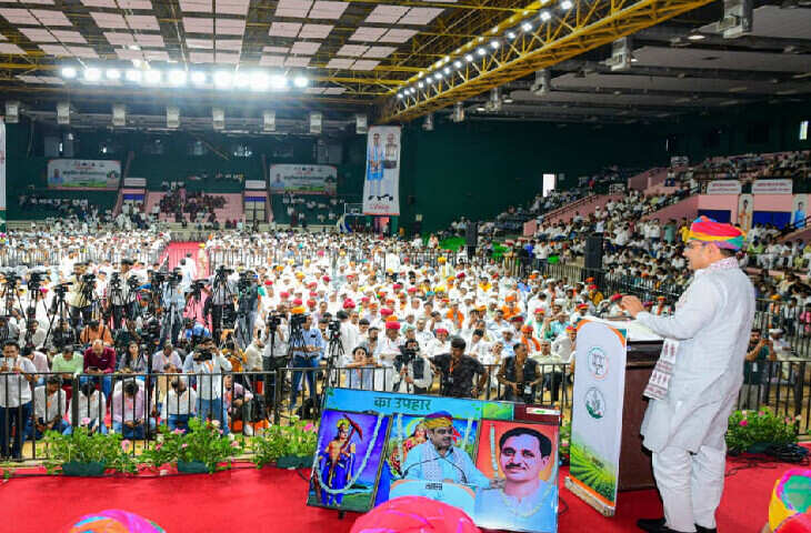 किसान सम्मेलन में राज्यपालों की मौजूदगी पर सियासी घमासान, वीडियो में देंखे कांग्रेस ने उठाए सवाल