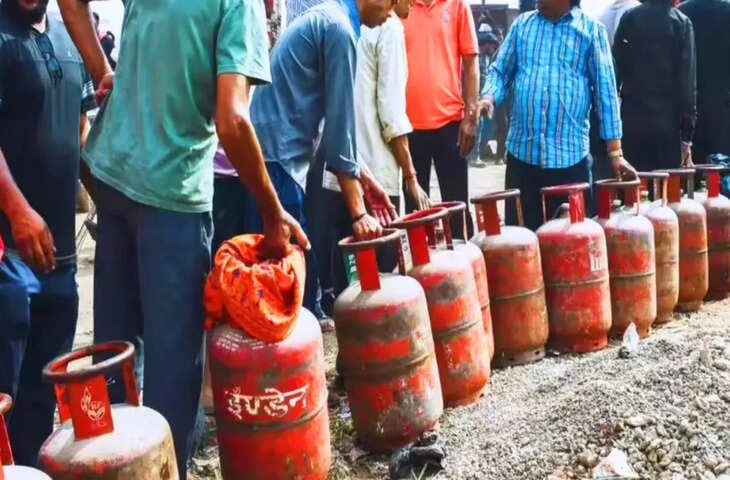 गैस सिलेंडर की कमी के बीच लाइन में खड़े पूर्व सरपंच की मौत, अकोला में दुखद घटना
